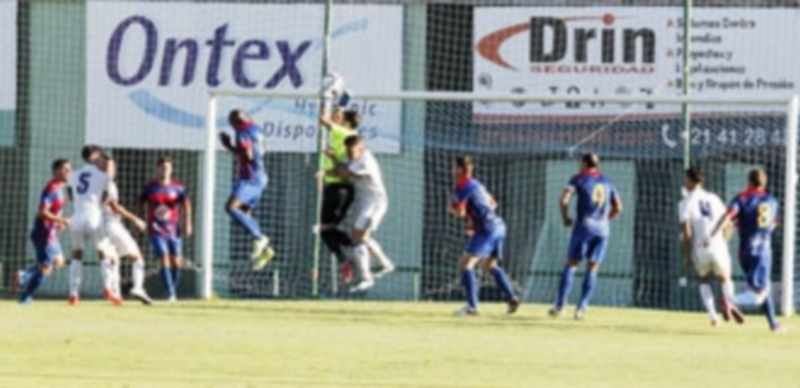 Facundo se hace con un balón colgado al área azulgrana. / NEREA LLORENTE
