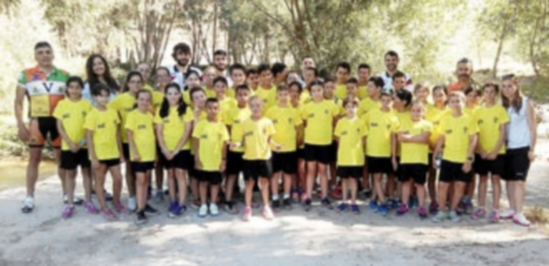 Foto de familia de los participantes en el Campus del Balonmano Nava después de haber pasado una jornada en la naturaleza de la mano de Nava Bike. / El adelantado