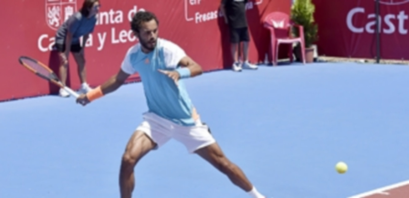 El francés Laurent Lokoli se prepara para golpear de derecha en su partido ante Egor Gerasimov en la pista central. / OPEN CASTILLA Y LEÓN