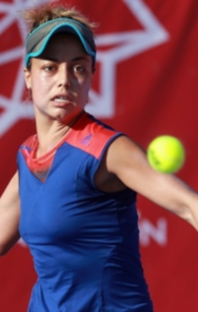 La mexicana Renata Zarazúa golpea una bola de derecha durante su enfrentamiento ante Alba Carrillo. / ALBERTO SIMÓN