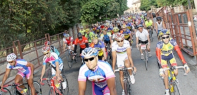 Inicio de la vuelta de reconocimiento por la localidad de Riaza de una edición pasada