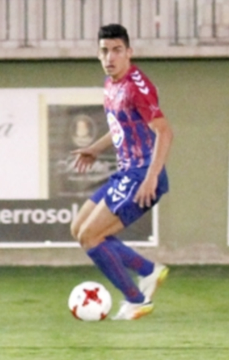 De la victoria nace la confianza 1 El atacante de la Gimnástica Segoviana Ivi levanta la mirada con la intención de ejecutar un pase. / NEREA LLORENTE