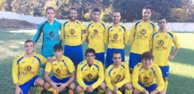 Un once titular de la plantilla del Sporting Riazano de la temporada pasada en el campo de Los Pinos de San Rafael. / E.A.