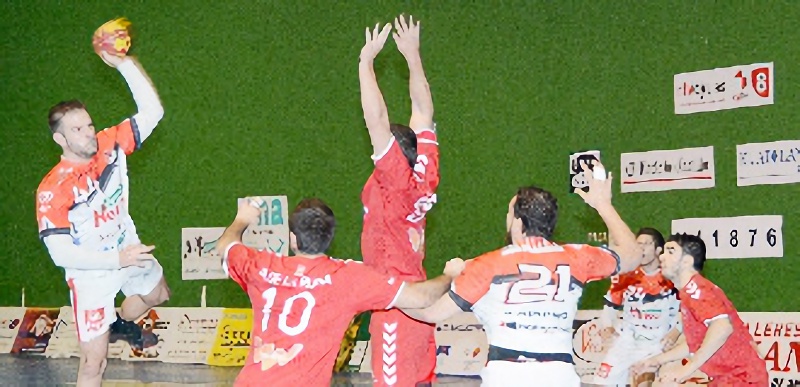 Una derrota hecha de detalles 1 Alonso Moreno intenta conectar con Andrés en un ataque navero. / AMADOR MARUGÁN