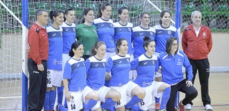 Foto de equipo de la pasada temporada de las jugadoras del Unami junto a los técnicos del conjunto. / kamarero