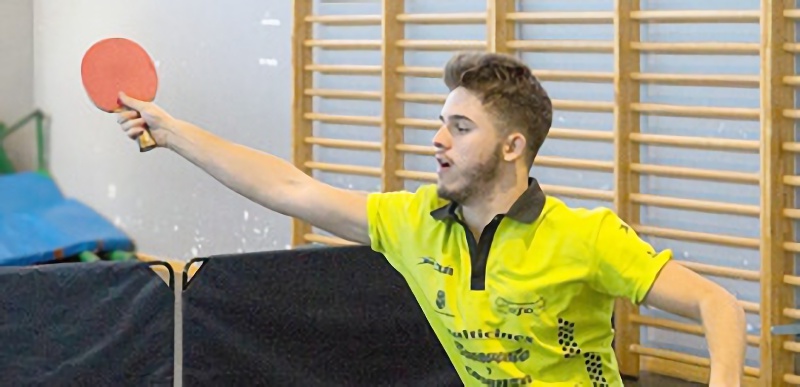 El Seghos escala hacia el liderato tras derrotar con claridad al Aluche Iturralde 1 Javier Román golpea de derecha en un momento de su partido ante el jugador del Aluche. / EL ADELANTADO