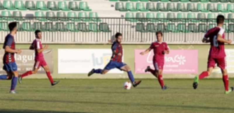 El primer día en la oficina 1 Kike se dispone a chutar a portería desde la frontal en un momento de la primera parte del encuentro ante el Valladolid B. / NEREA LLORENTE