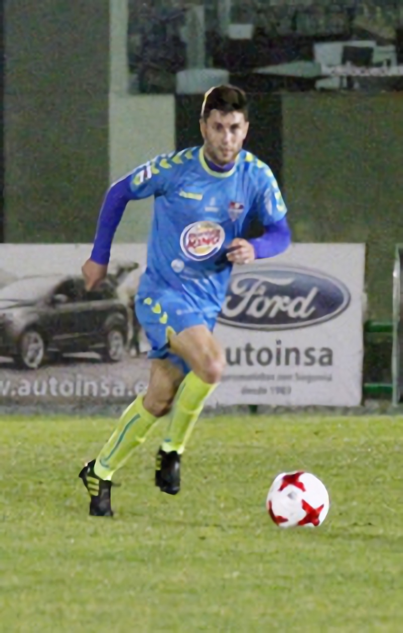 Una cita vital 1 El mediocentro de la Gimnástica Segoviana Manu se dispone a sacar una falta desde su campo. / NEREA LLORENTE