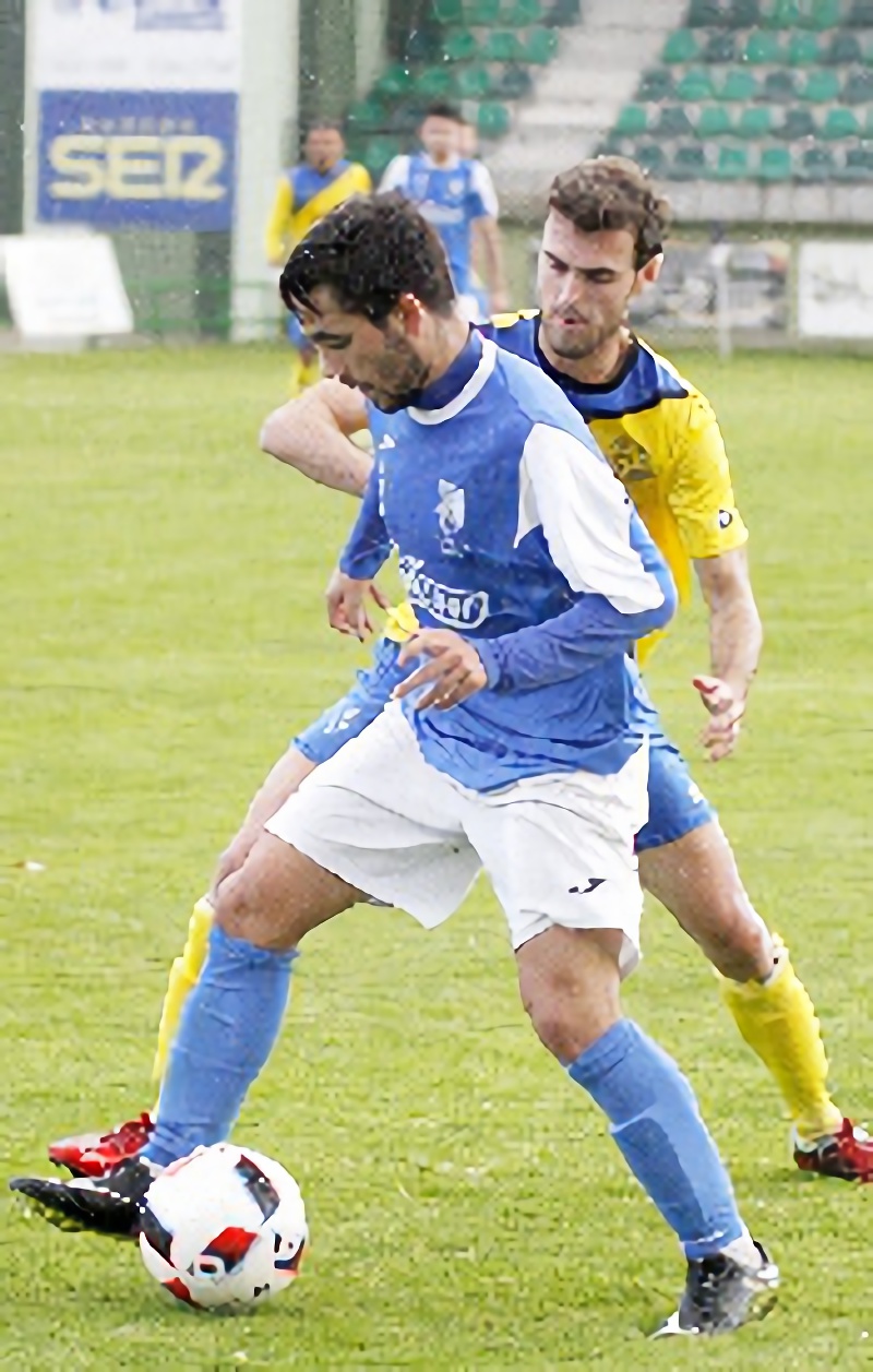 De sorprender a mandar 10 Guti controla el balón ante la presencia de un jugador del Colegios Diocesanos. / NEREA LLORENTE