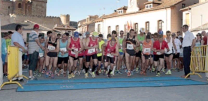 Salida de la carrera pedestre de Turégano desde la plaza mayor en una edición pasada. / EL ADELANTADO