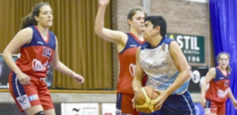 La componente del Unami Elena Esteve se dispone a entrar a canasta frente al Maristas de A Coruña. / LUCÍA CONTRERAS