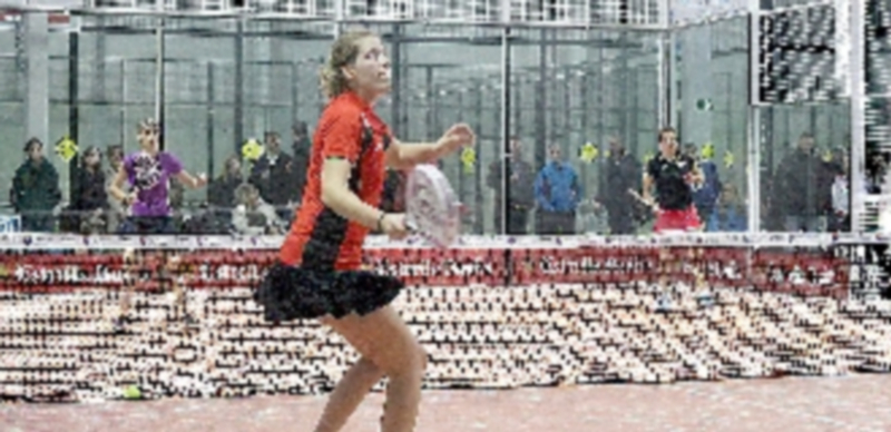 Un partido de pádel femenino