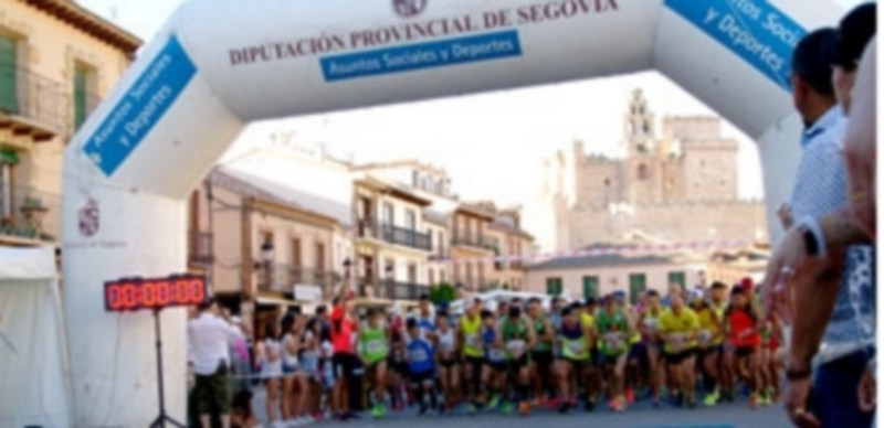 Momento de la salida de la séptima edición de la carrera pedestre de Turégano desde la Plaza Mayor. / A.M.