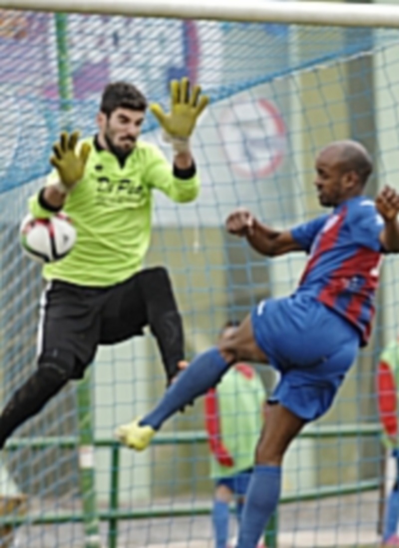 La Segoviana busca el quinto triunfo consecutivo ante el Uxama 1 Ayrton remata sobre el cuerpo del portero del Sporting Uxama en la imagen de archivo. / JUAN MARTÍN