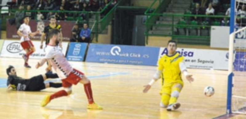 Buitre bate a Illi después de recibir una asistencia de Chus. / TAMARA DE SANTOS