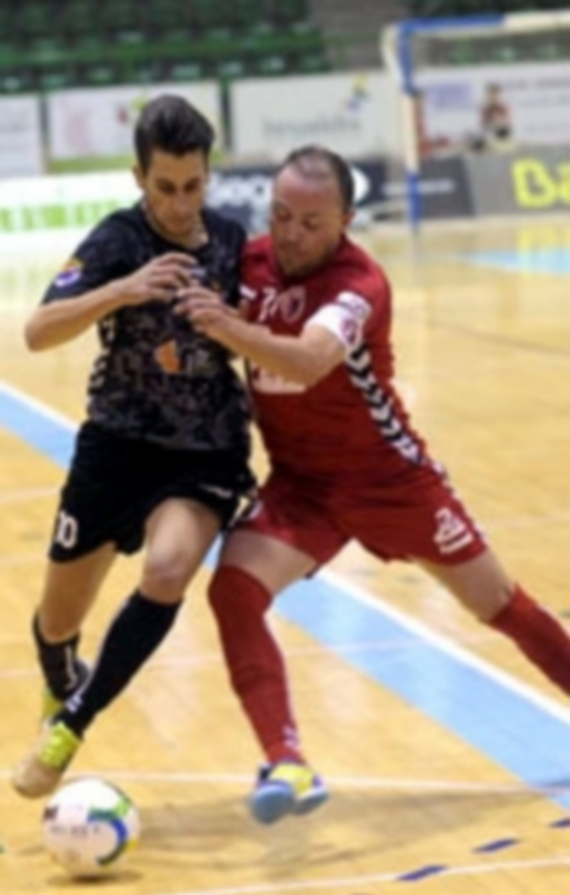 El jugador del Naturpellet Álex Fuentes intenta marcharse del capitán del Puertollano