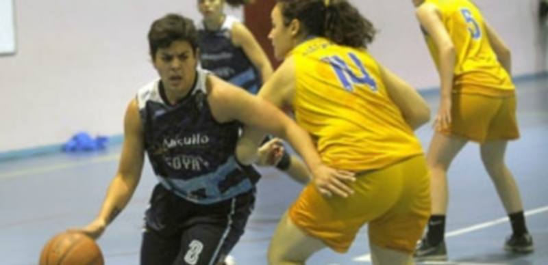 Las jugadora del Unami Venta Magullo Esteve se marcha de una rival del Filipenses en el Emperador Teodosio. / KAMARERO