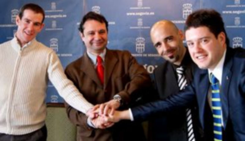 El presidente de la Federación Regional (1-i) junto con el alcalde