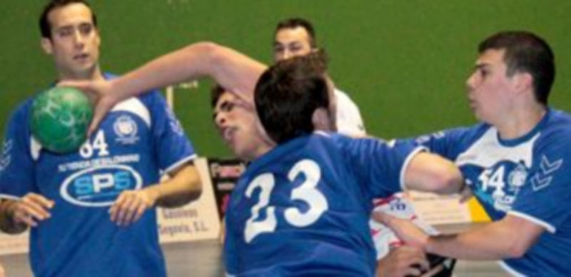 Imagen de un encuentro anterior del Viveros Herol Balonmano Nava en su pabellón. / BM Nava