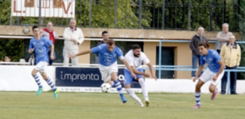 El defensa granjeño Pluma se hace con un balón en la línea defensiva. / NEREA LLORENTE