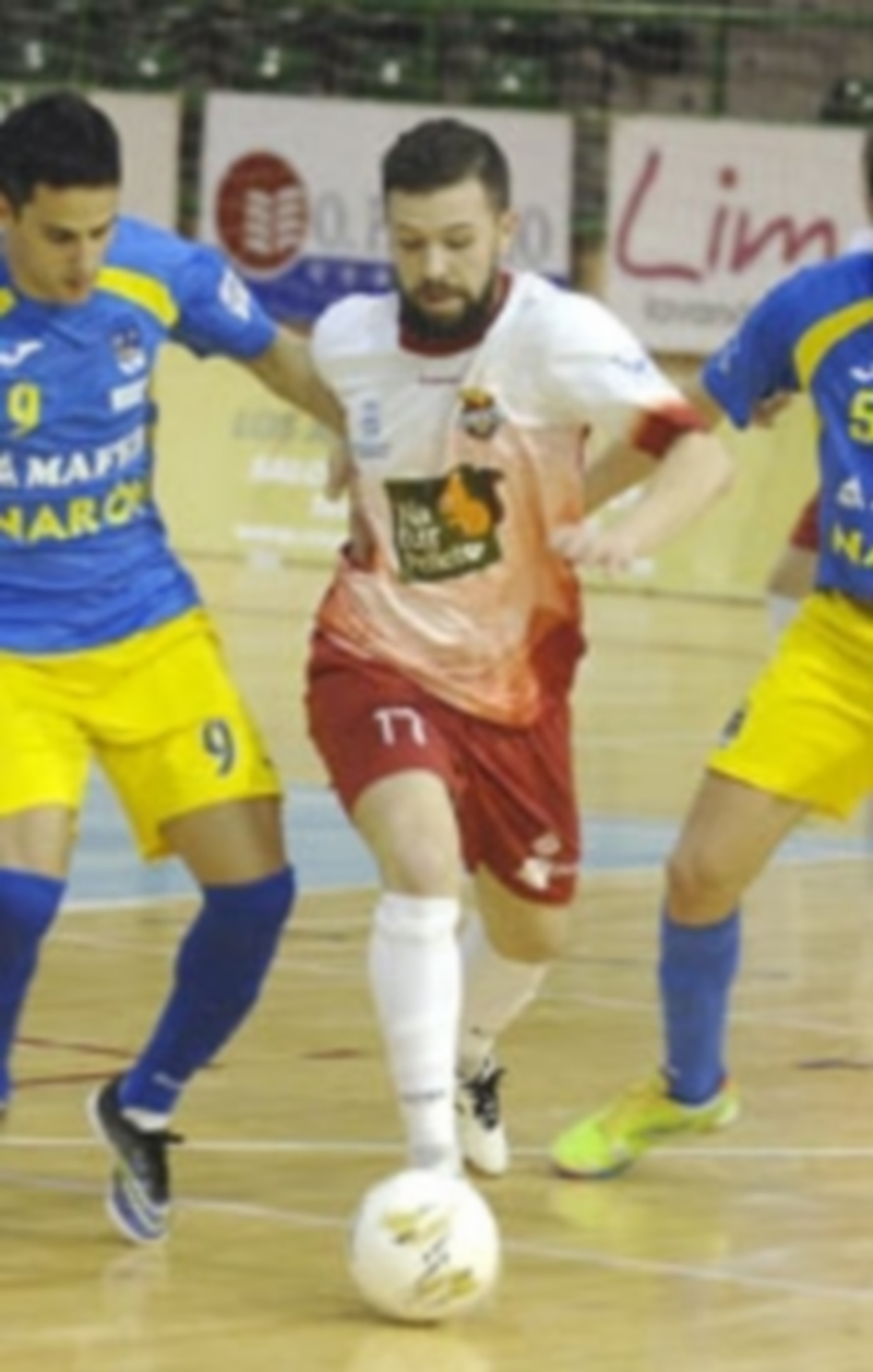 El jugador del Naturpellet Segovia Buitre se va de dos rivales del Cidade de Narón en el partido de la pasada temporada disputado en el Pedro Delgado. / JUAN MARTÍN