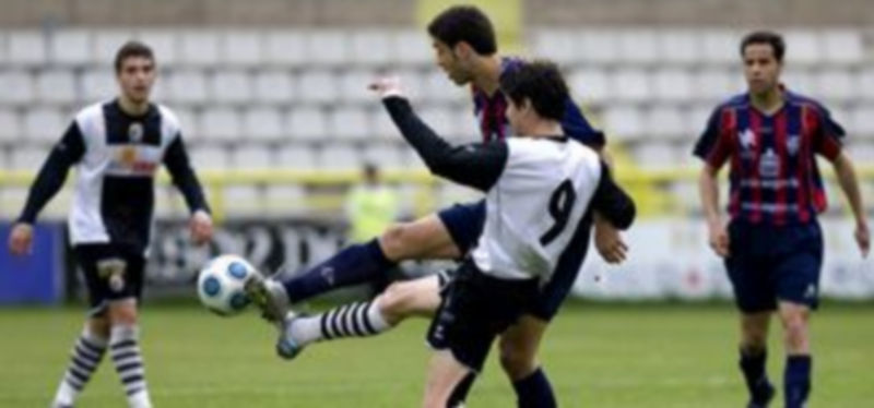 Calleja trata de anticiparse al control por parte del delantero burgalés en una imagen del encuentro disputado ayer en El Plantío. /Diario de Burgos