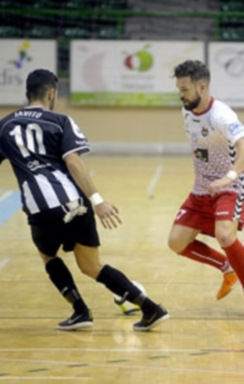 El jugador del Naturpellet Buitre encara al rival del Tenerife