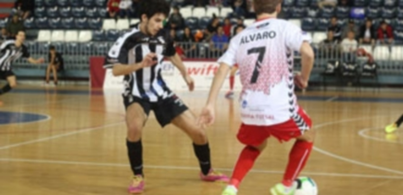 El jugador del Naturpellet Buitre encara a un rival del Tenerife Iberia Toscal. / IBERIA TOSCAL