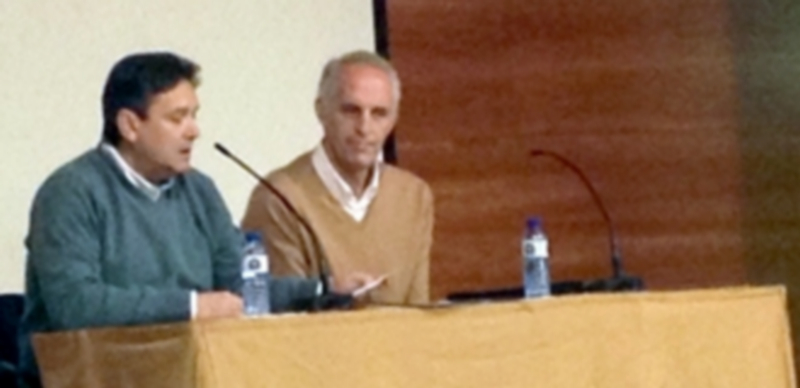 El psicólogo y deportista leonés José Manuel Beirán en la conferencia en el Colegio Claret. / E.A.