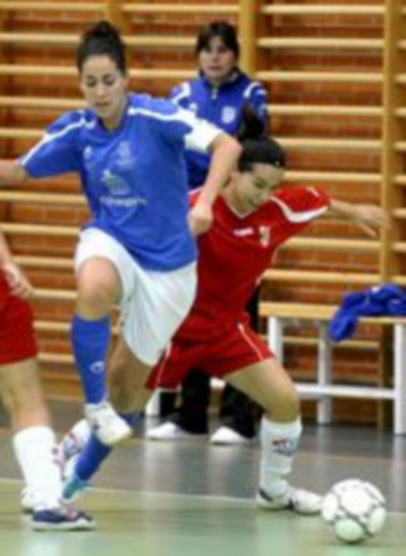 La segoviana Cris encuentra el espacio entre dos jugadoras del Leganés para escaparse con el balón. / Alberto Benavente.