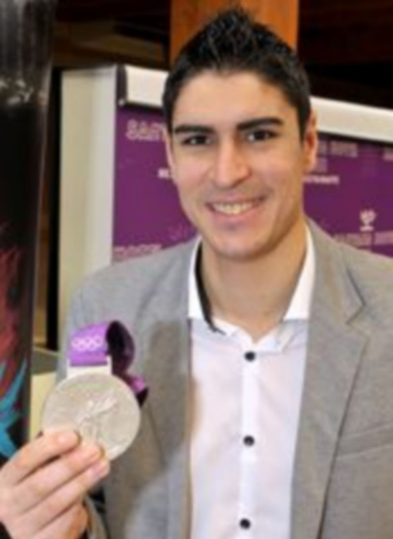 Nico García muestra su medalla olímpica