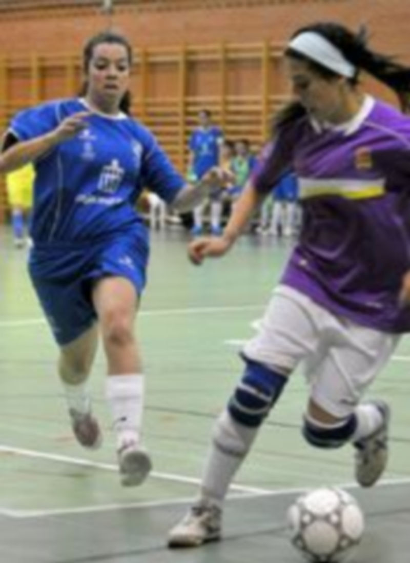 Martita (a la izquierda) fue la autora del tercer gol segoviano. / Alberto Benavente