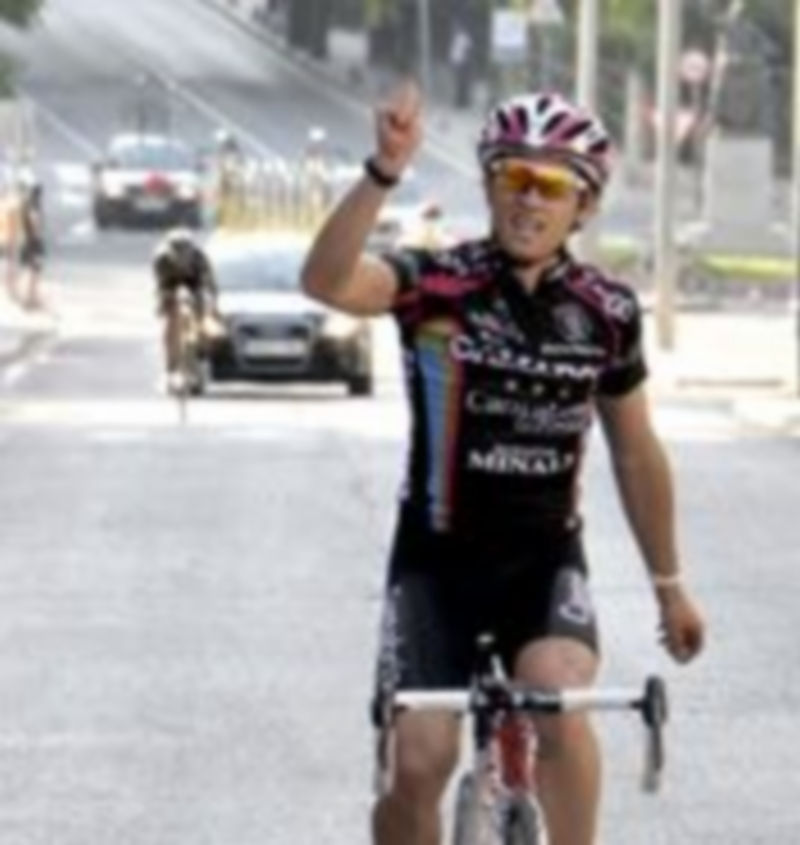Reuben Donati (Camargo) celebra su victoria con Joaquín López (Cafés Baqué) al fondo. / Alberto Benavente.