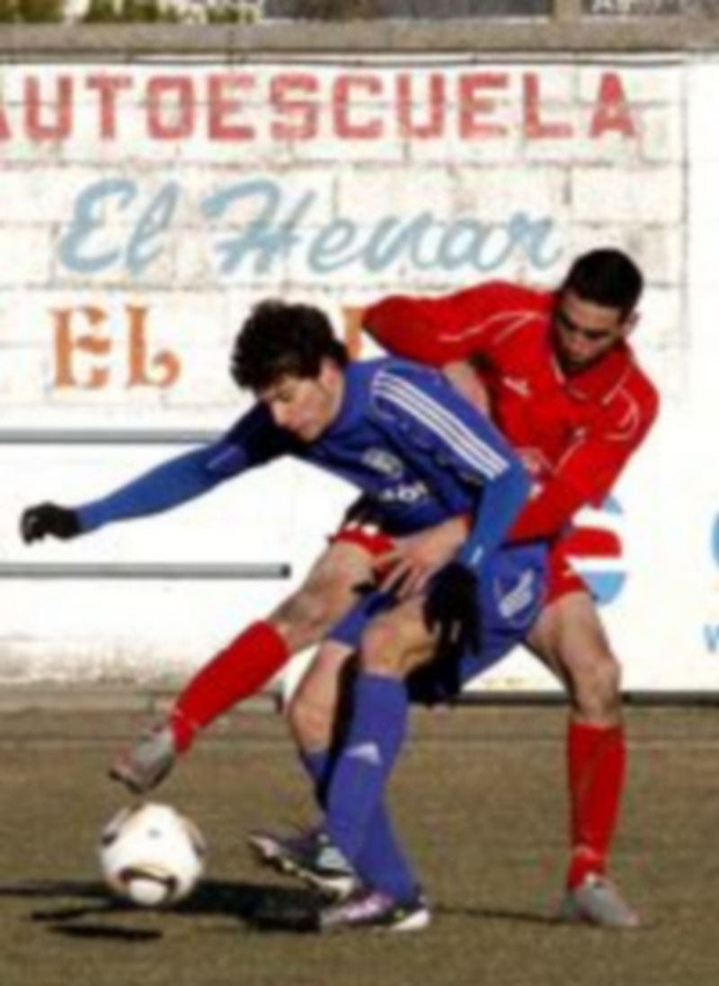 Un jugador del Cuéllar Eufón disputa un balón en un partido jugado anteriormente en Santa Clara. / Gabriel Gómez