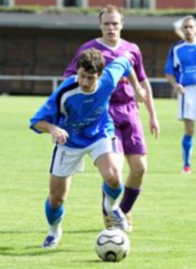Jugada de un encuentro anterior de La Granja ante el Cristo Atlético en el campo de El Hospital. / Kamarero