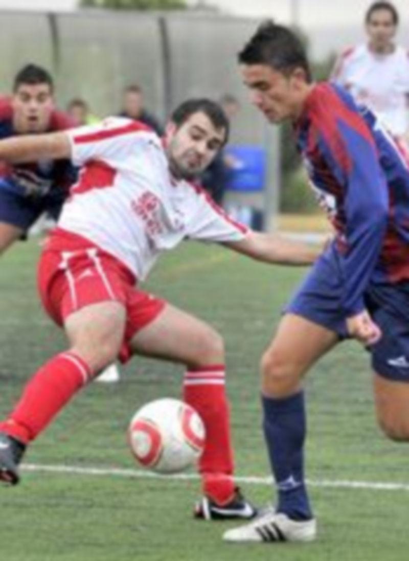 Un jugador gimnástico intenta escapar de la defensa de un rival del Briviesca con el balón controlado. /Kamarero