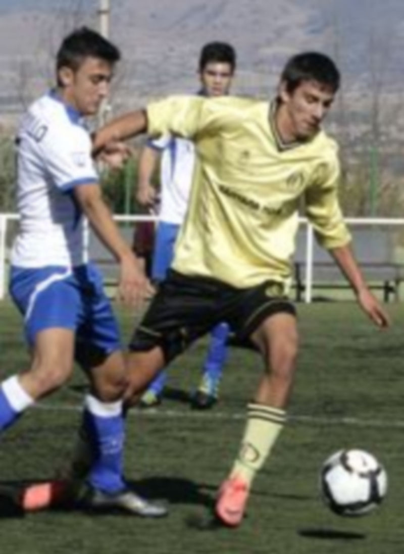 Un jugador del Quintanar deja atrás a un rival del Calasanz durante el partido de ayer. / Lara Mazagatos