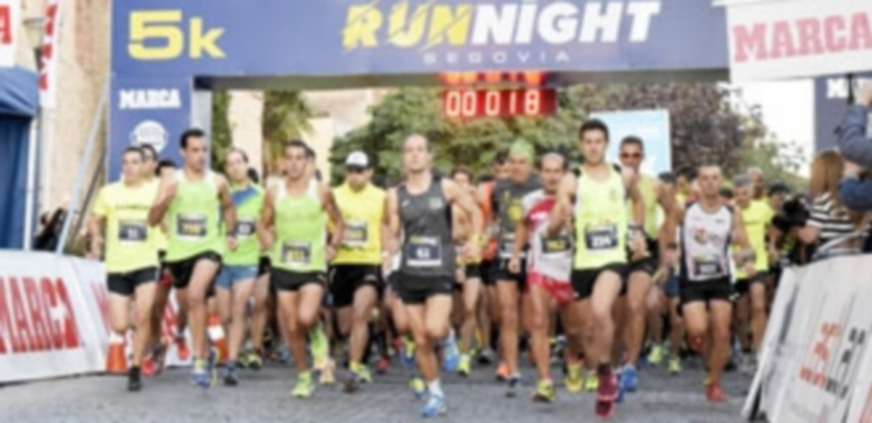 Salida de la segunda edición de la carrera popular Run Night de Segovia desde el Paseo del Salón de Isabel II con un millar de participantes. / MARTA HERRERO