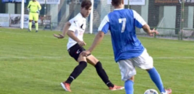 El Unami apunta alto 1 El atacante del Unami Hamza encara a un rival del Racing Lermeño en el partido disputado en La Albuera. / MARTA HERRERO