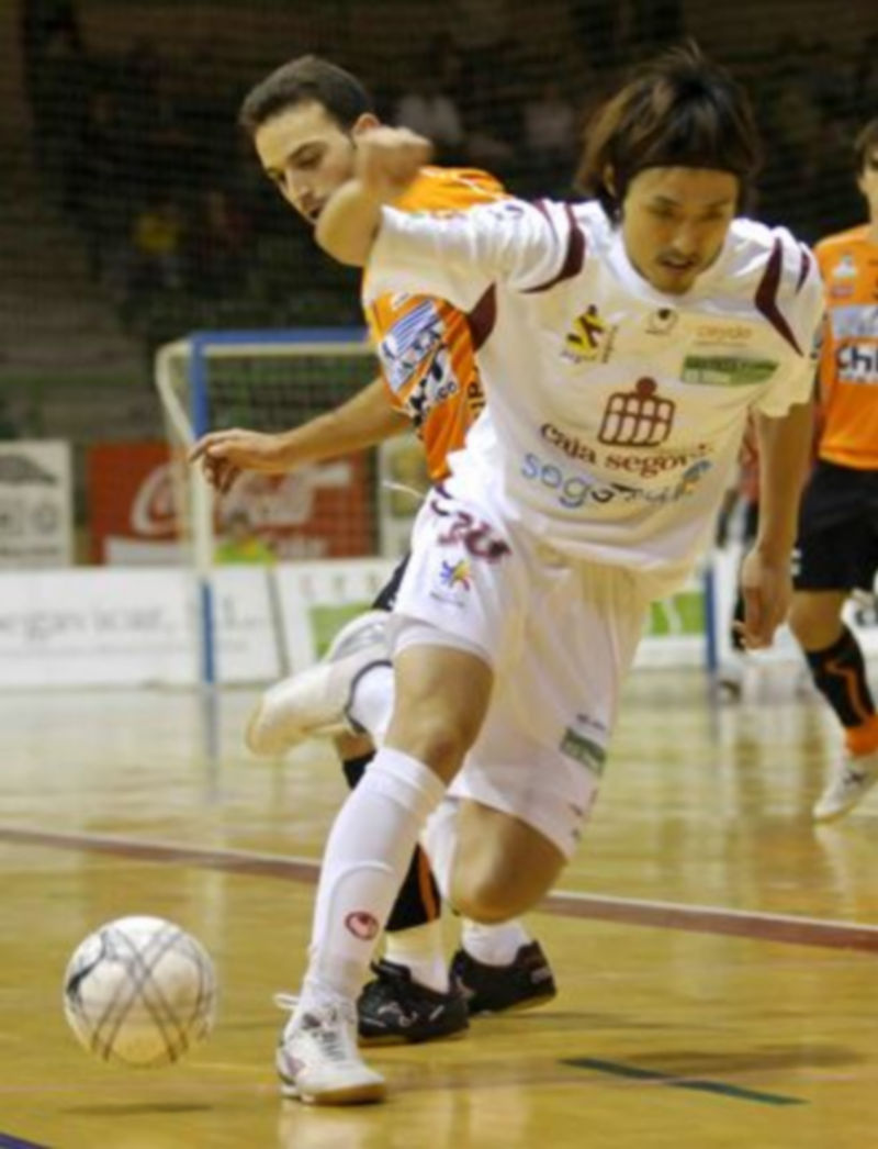 Matías se escapa de Cogorro durante el Caja-Arcebansa de la pasada campaña. / J. M.