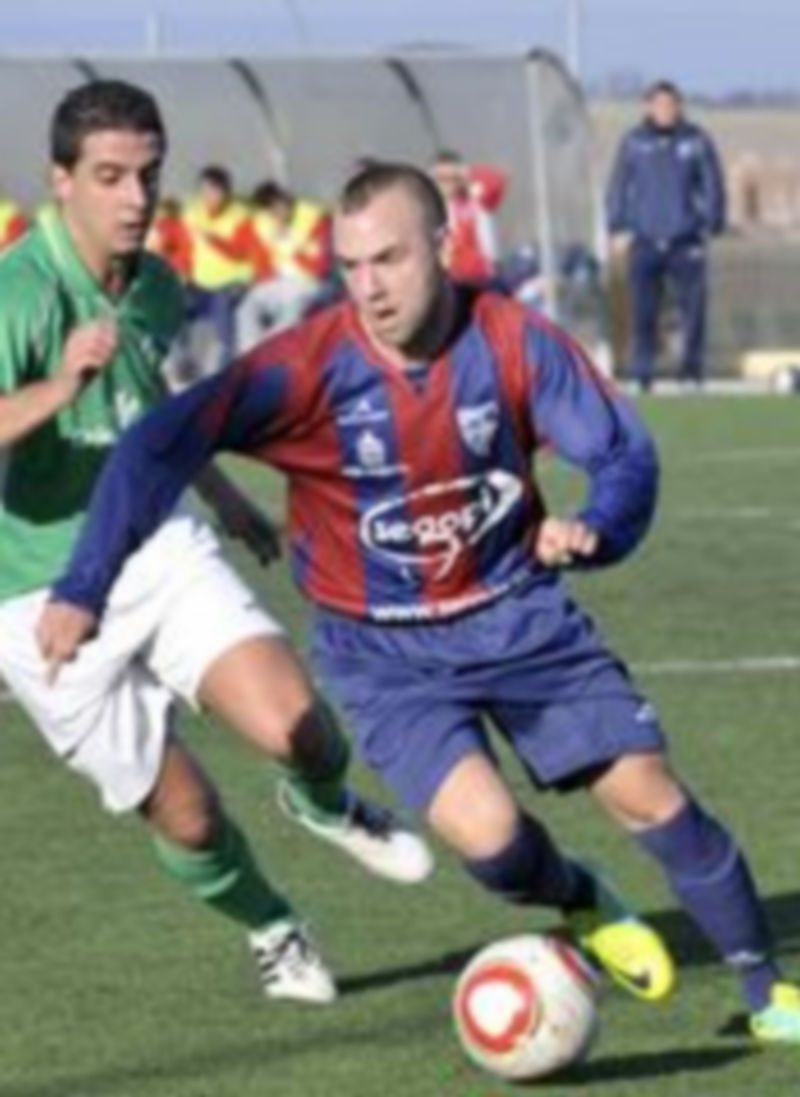 El gimnástico Terleira conduce el balón en un partido anterior. / Juan Martín