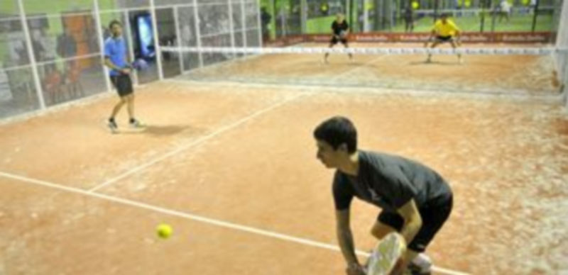 Diversos momentos de la competición que llevó a efecto su primera jornada en las instalaciones que Padelzone tiene en Valverde del Majano./ Alberto Benavente