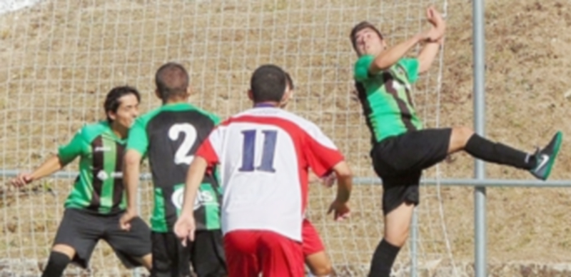El primer triunfo llega con sufrimiento 1 Teo despeja un balón en el encuentro que la UD El Espinar jugó ante la Universidad de Burgos. / J.A. TORREÑO
