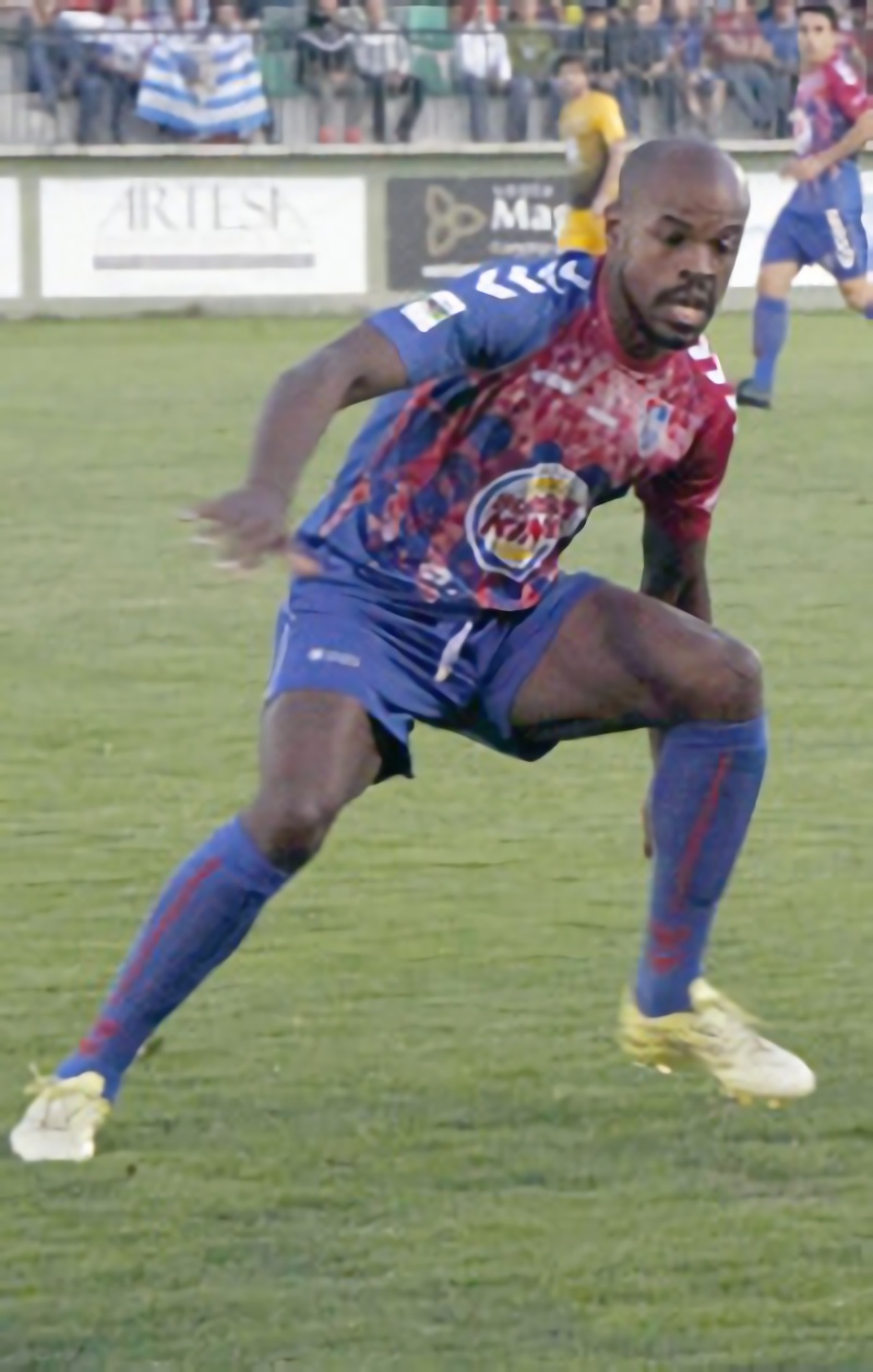 De importancia capital 1 Ayrton presiona a un jugador de la Ponferradina en el encuentro jugado en el campo de La Albuera. / NEREA LLORENTE