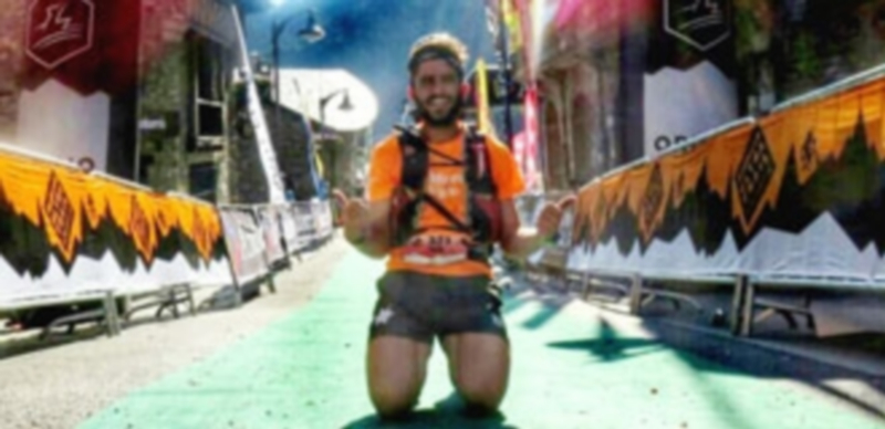 Julio García celebra su llegada a meta tras tres días recorriendo las montañas de Andorra. / EL ADELANTADO