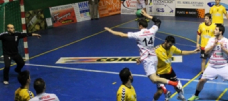 Carlos Villagrán se dispone a lanzar a portería durante un partido de la temporada pasada. / Amador Marugán