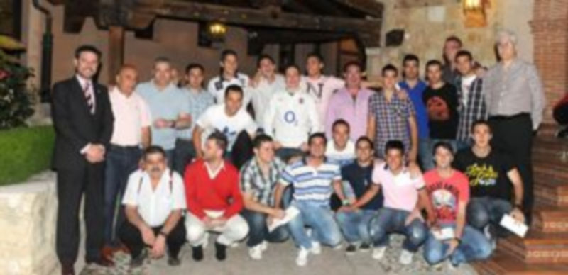 Foto de familia previa a la cena de despedida de la temporada del Club Deportivo La Granja