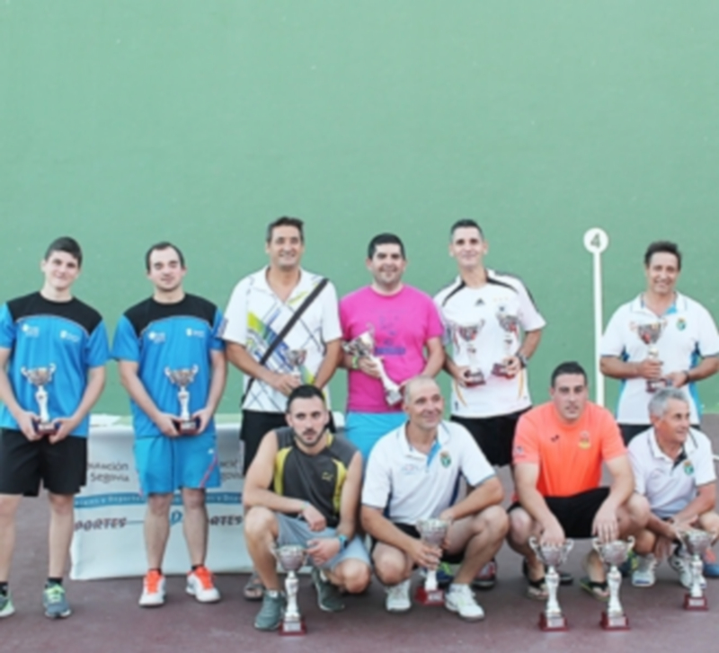 Los equipos de frontenis de Hontanares de Eresma
