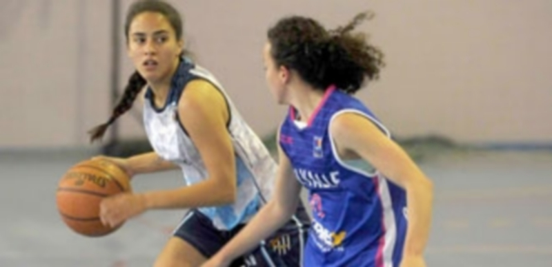 La jugadora del Unami Melisa Correa frente a una rival del Miralvalle. / KAMARERO