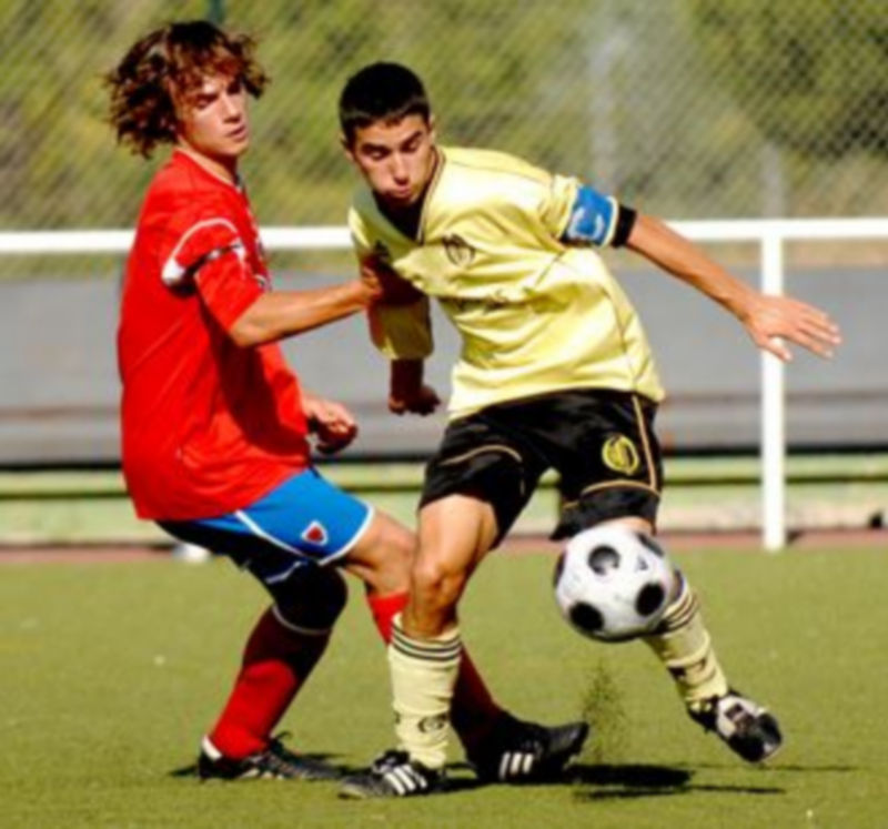 El capitán del Quintanar intenta controlar un balón con un rival del Numancia B a su derecha. / Alberto Benavente